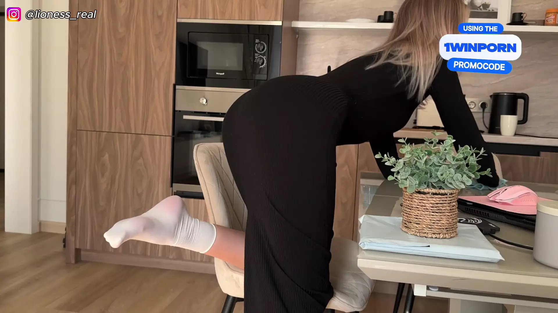 A Stepmom in a Tight Dress Noticed My Erect Penis During Cleaning and Offered... thumbnail