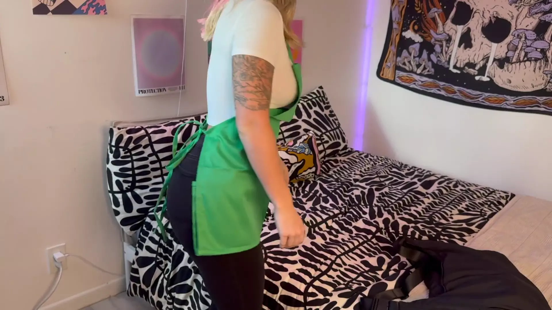 Barista Girl Cheats on Boyfriend while He\