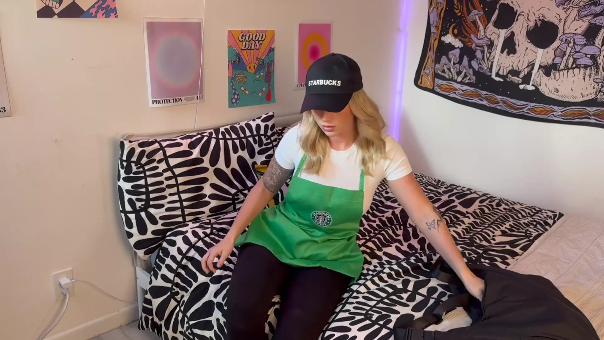 Barista Girl Cheats on Boyfriend while He\