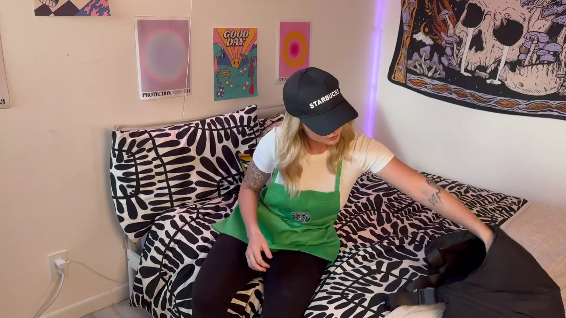 Barista Girl Cheats on Boyfriend while He\