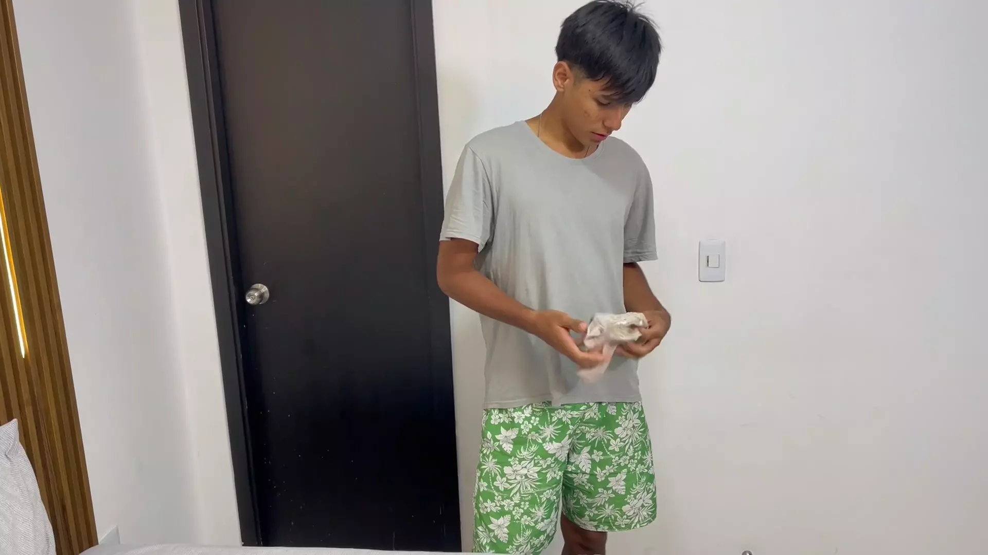 Mi Tmida Hermanastra Me Sorprende Masturbndome Con Su Ropa Interior Y Me La